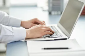 una persona al computer