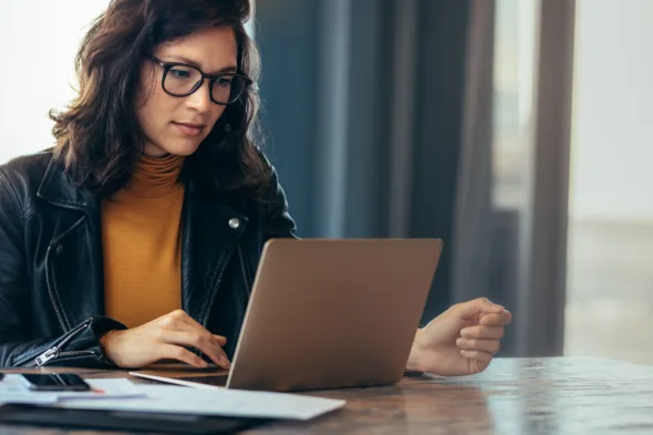 una persona al computer
