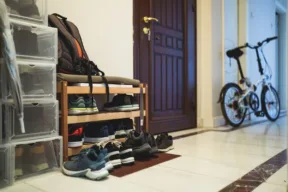 pianerottolo con scarpiera e bicicletta
