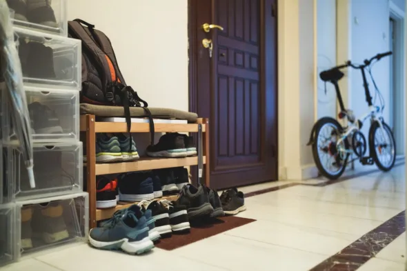 pianerottolo con scarpiera e bicicletta
