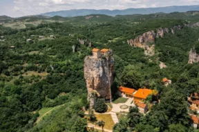 Alla scoperta di Katskhi Pillar, la chiesa sospesa su una roccia in Georgia