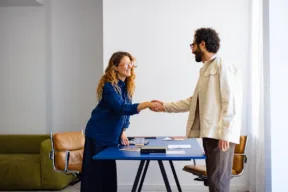 persone si stringono la mano dopo un accordo