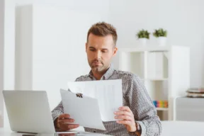 una persona legge un documento