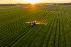 trattore in un campo