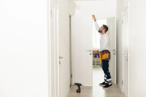operaio all'opera cambia porta di casa
