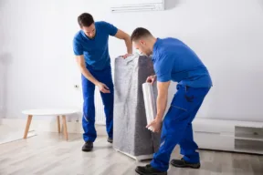 due uomini imballano dei mobili