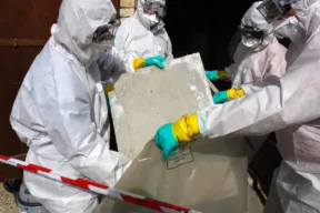 addetti alla rimozione dell'amianto