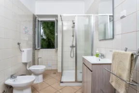 bagno con finestra aperta