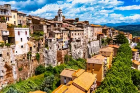 Cosa vedere a Orte, il borgo arroccato nella Tuscia, e quanto costano le case