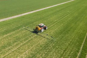 trattore in un campo agricolo