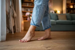 Far togliere le scarpe agli ospiti, sì o no? Cosa dice il galateo