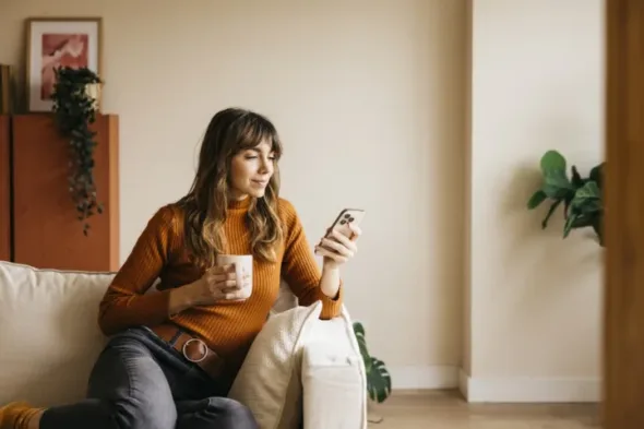 una persona al telefono