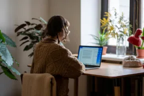 una persona al computer