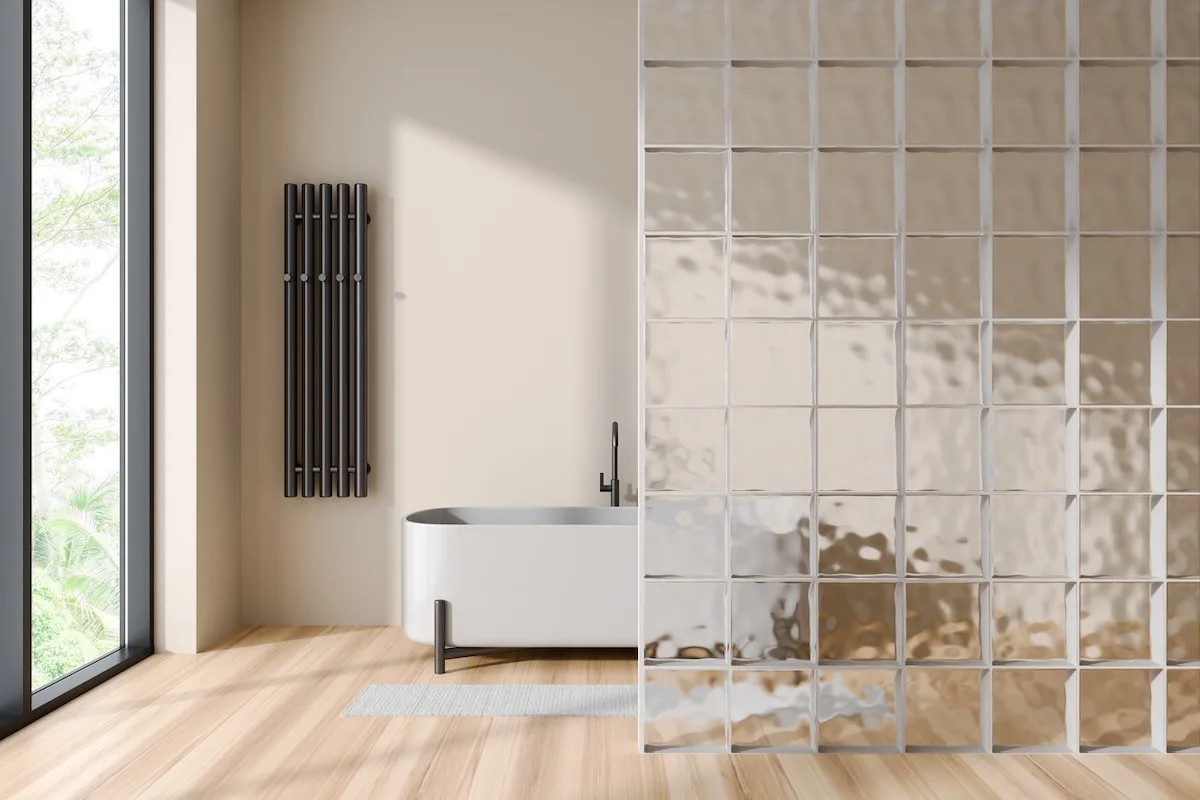 bagno con parete in vetrocemento jpg