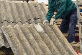 Amianto scoperto durante i lavori: quando l’impresa risponde del cantiere incompleto?