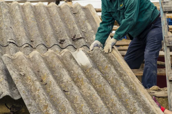 Amianto scoperto durante i lavori: quando l’impresa risponde del cantiere incompleto?