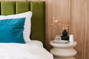 Camera da letto piccola, cosa fare quando i comodini non ci stanno