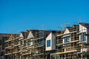 Casa in costruzione consegnata in ritardo: quali tutele ha l’acquirente