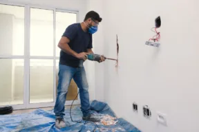 uomo abbatte un muro