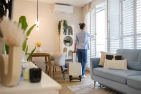 ragazza con valigia esce di casa