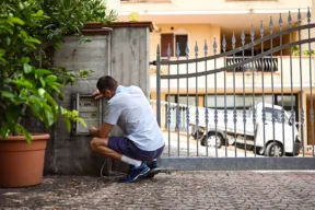 uomo sistema cancello automatico