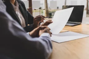 persone leggono dei documenti