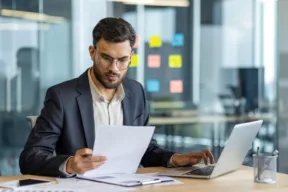 persona al lavoro consulta dei documenti
