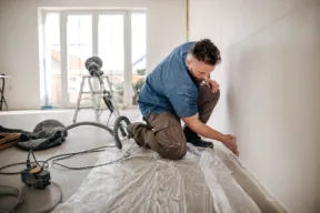 uomo imbianca casa