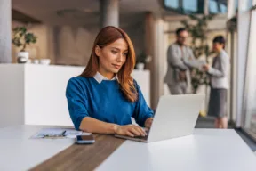 donna al computer