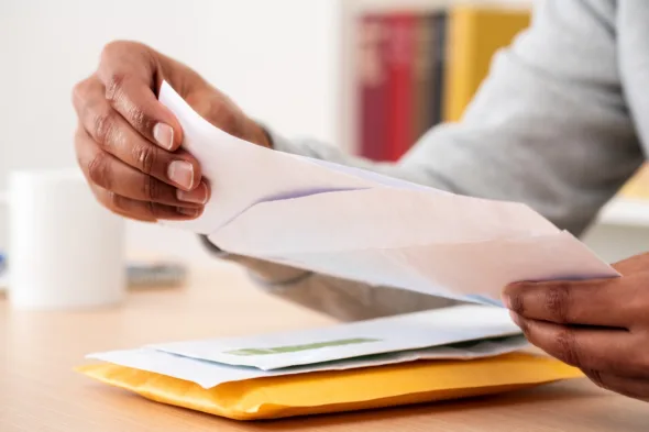 uomo legge documento da una lettera