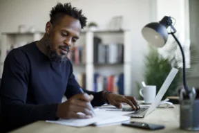 una persona concentrata al computer