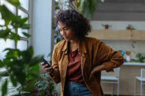 una persona al telefono