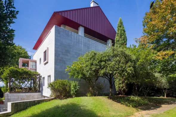 In vendita a 1,5 milioni di euro una villa progettata da Ettore Sottsass