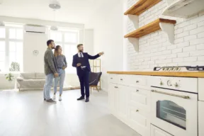 agente mostra casa ad una coppia