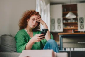 una persona contrariata al telefono