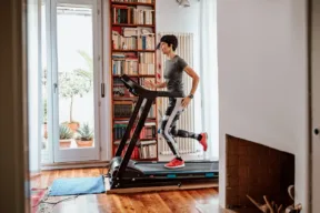 una persona sul tapis roulant