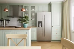 cucina con frigorifero