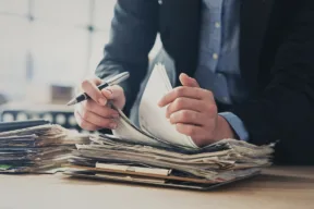 una persona controlla dei documenti