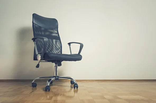 sedia da ufficio su parquet