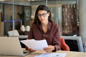 una persona legge dei documenti
