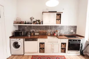 cucina con lavatrice e lavastoviglie
