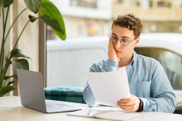 una persona legge un documento al computer