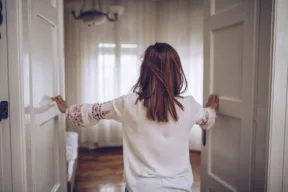 Spostare una porta in casa, quando basta la CILA e quando serve la SCIA
