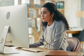 una persona al computer