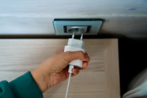 Tutti gli elettrodomestici e i dispositivi elettronici che dovresti staccare prima di andare a dormire