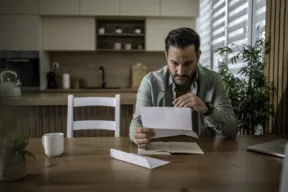 una persona legge un documento