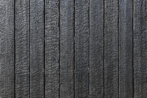 Che cos'è lo Yakisugi, la tecnica del legno carbonizzato, e come usarlo in casa?