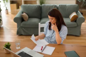 una persona legge un documento al computer