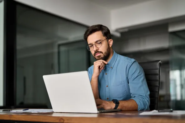 una persona al computer