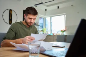 una persona al computer